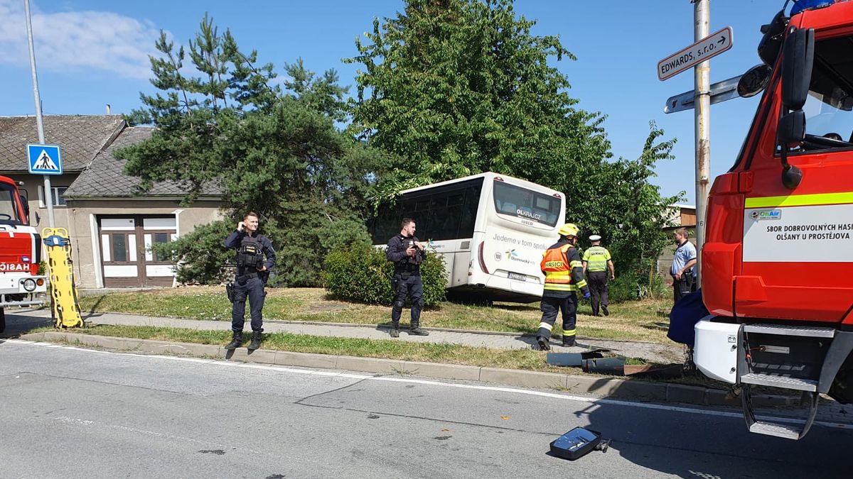 Na Olomoucku narazil autobus do domu, při nehodě se zranilo pět lidí